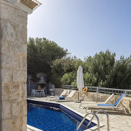 Ikaros Vila *